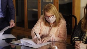 Alicia firmó convenios para realizar obras de gas en Santa Cruz
