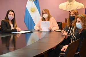 Alicia firmó convenios para realizar obras de gas en Santa Cruz