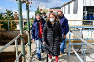 Alicia acompañó a los trabajadores de SPSE en una nueva jornada de limpieza