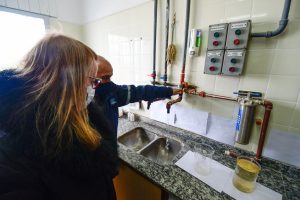 Alicia acompañó a los trabajadores de SPSE en una nueva jornada de limpieza