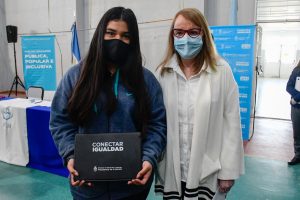 Alicia encabezó el acto de entrega de netbooks a escuelas secundarias