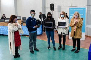 Alicia encabezó el acto de entrega de netbooks a escuelas secundarias