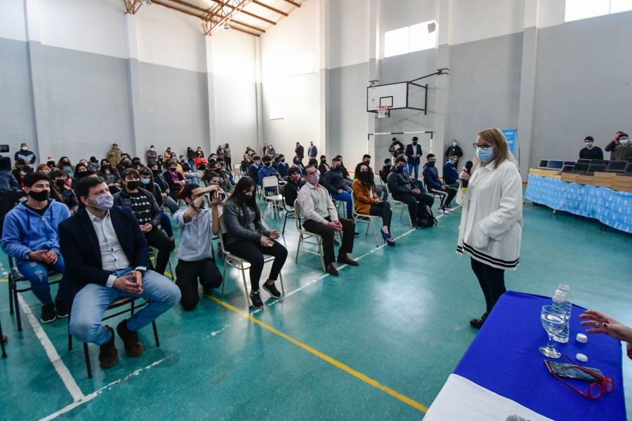 Alicia encabezó el acto de entrega de netbooks a escuelas secundarias