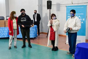Velázquez: “El esfuerzo en conjunto es el que nos permite ganar presencialidad, y entregar estas computadoras”