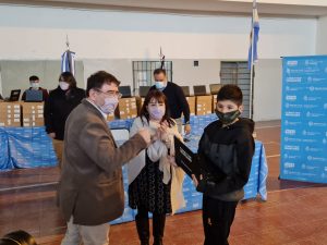 Educación entregó Netbooks y Notebooks a estudiantes de colegios secundarias y técnicos en Caleta Olivia