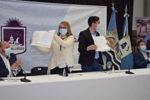Alicia encabezó el acto de entrega de viviendas en Puerto Deseado y Río Gallegos