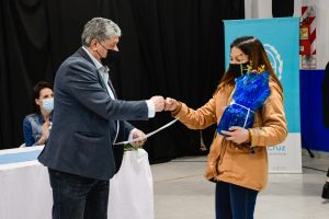 Alicia entregó certificados de posesión de terrenos del Barrio 22 de Septiembre de Río Gallegos