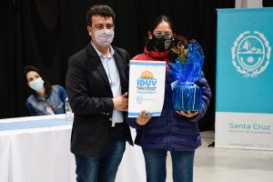 Alicia entregó certificados de posesión de terrenos del Barrio 22 de Septiembre de Río Gallegos
