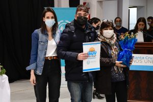 Alicia entregó certificados de posesión de terrenos del Barrio 22 de Septiembre de Río Gallegos