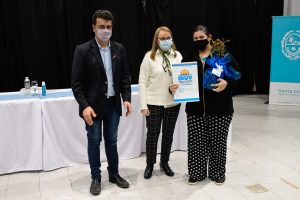 Alicia entregó certificados de posesión de terrenos del Barrio 22 de Septiembre de Río Gallegos