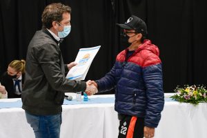 Alicia entregó certificados de posesión de terrenos del Barrio 22 de Septiembre de Río Gallegos