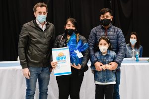 Alicia entregó certificados de posesión de terrenos del Barrio 22 de Septiembre de Río Gallegos