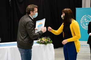 Alicia entregó certificados de posesión de terrenos del Barrio 22 de Septiembre de Río Gallegos