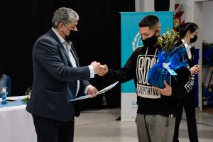 Alicia entregó certificados de posesión de terrenos del Barrio 22 de Septiembre de Río Gallegos