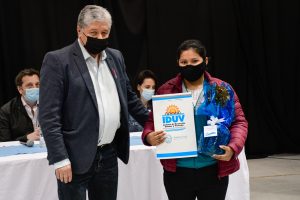 Alicia entregó certificados de posesión de terrenos del Barrio 22 de Septiembre de Río Gallegos