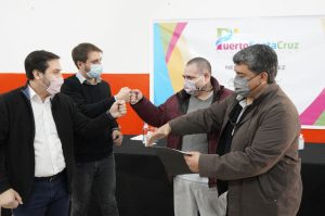 El Gobierno efectivizó la entrega de viviendas en Puerto Santa Cruz
