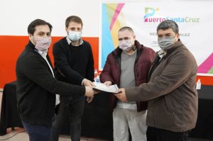 El Gobierno efectivizó la entrega de viviendas en Puerto Santa Cruz