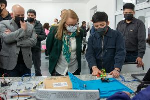 Alicia inauguró un nuevo Núcleo Educativo y entregó viviendas en Perito Moreno