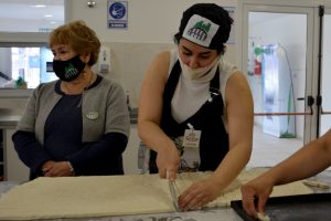 Alicia recorrió la panadería de la Asociación de Padres Pro Ayuda al Discapacitado