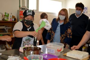 Alicia recorrió la panadería de la Asociación de Padres Pro Ayuda al Discapacitado