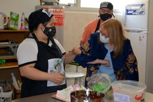 Alicia recorrió la panadería de la Asociación de Padres Pro Ayuda al Discapacitado