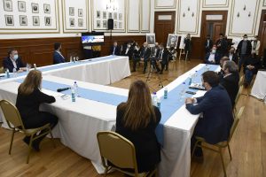 Alicia encabezó anuncios y firmas de convenios para nuevas obras en localidades de la provincia