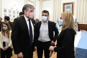 Alicia encabezó anuncios y firmas de convenios para nuevas obras en localidades de la provincia