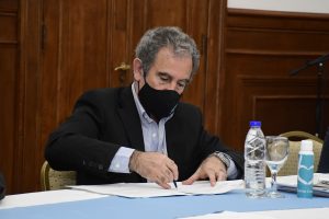 Alicia encabezó anuncios y firmas de convenios para nuevas obras en localidades de la provincia
