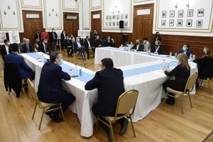 Alicia encabezó anuncios y firmas de convenios para nuevas obras en localidades de la provincia