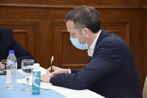 Alicia encabezó anuncios y firmas de convenios para nuevas obras en localidades de la provincia