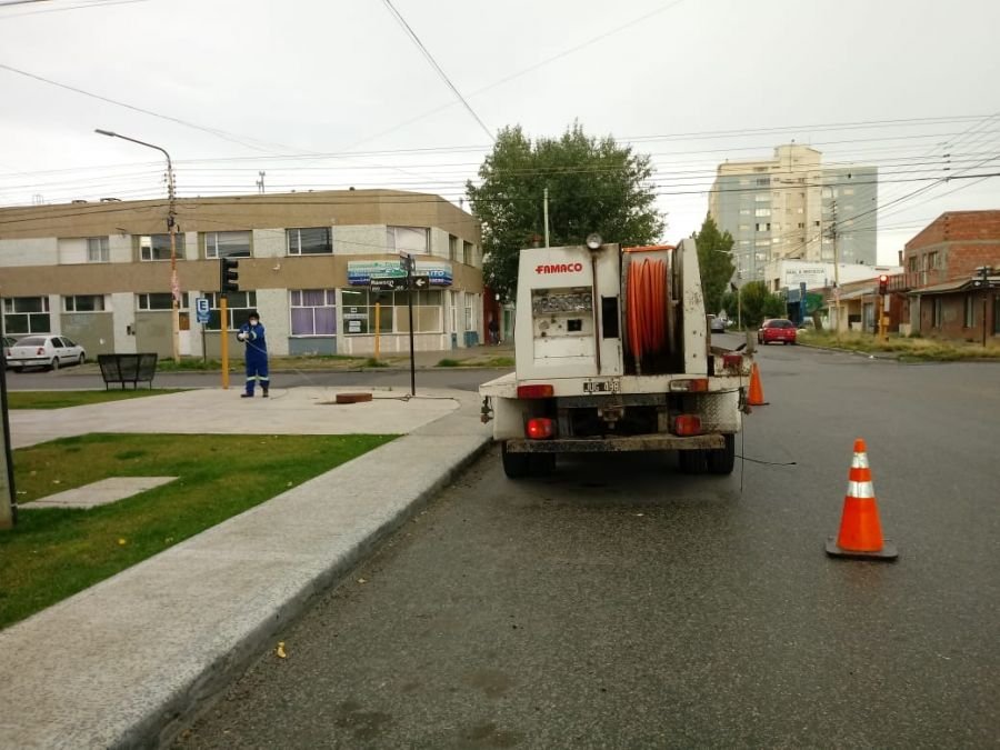 Servicios Públicos realiza tareas de saneamiento y energía en Río Gallegos