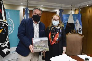Alicia recibió a representante de la empresa Newmont - Cerro Negro en Casa de Gobierno