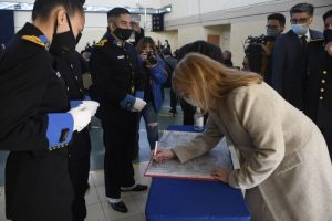 Alicia encabezó el acto central del Aniversario 137° de la Policía de Santa Cruz