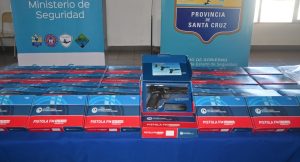 Seguridad y Fabricaciones Militares hacen entrega de equipamiento a la Policía de Santa Cruz