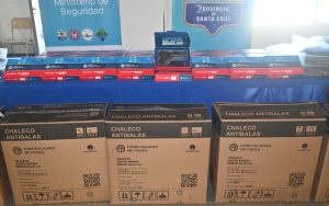Seguridad y Fabricaciones Militares hacen entrega de equipamiento a la Policía de Santa Cruz