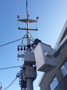 Continúa las tareas de mantenimiento de líneas de media y baja tensión