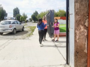 Familias del barrio Jardín de Rio Gallegos reciben la visita del operativo “Cuidemos el agua”