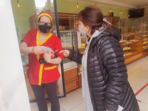Familias del barrio Jardín de Rio Gallegos reciben la visita del operativo “Cuidemos el agua”