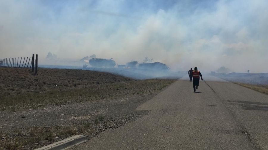 Se controló el incendio sobre pastizales en Río Gallegos y se dispuso guardia de cenizas