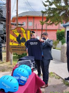 Se realizó la entrega de equipamiento para personal policial de Los Antiguos
