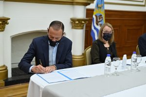 Alicia encabezó el acto de firma de contrato para la finalización de obra en la Ruta Nacional N° 3