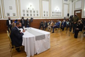 Alicia encabezó el acto de firma de contrato para la finalización de obra en la Ruta Nacional N° 3