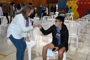 Alicia participó de la jornada de vacunación en la Escuela Primaria Provincial Nº 9 de El Calafate