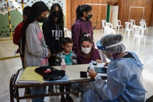 Alicia participó de la jornada de vacunación en la Escuela Primaria Provincial Nº 9 de El Calafate