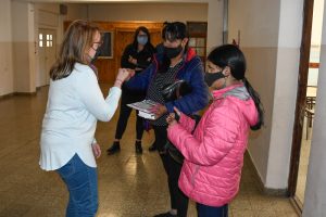 Alicia participó de la jornada de vacunación en la Escuela Primaria Provincial Nº 9 de El Calafate