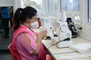 Educación promueve la confección solidaria de insumos para protección del Covid-19
