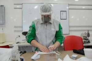 Educación promueve la confección solidaria de insumos para protección del Covid-19