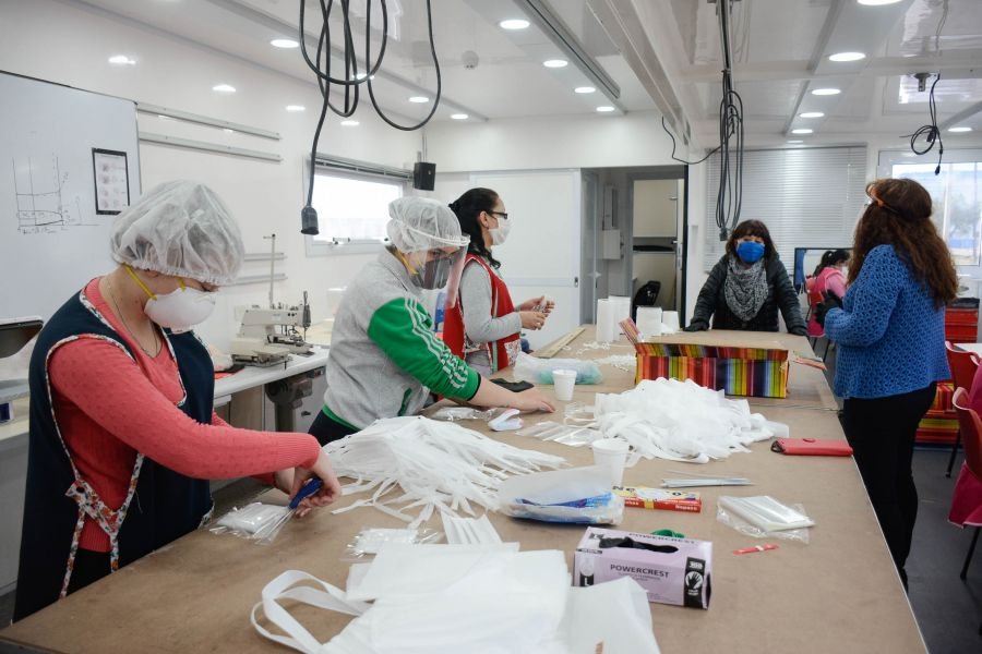 Educación promueve la confección solidaria de insumos para protección del Covid-19