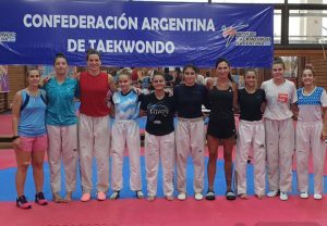 Es bicampeona nacional de taekwondo y viste los colores de Santa Cruz