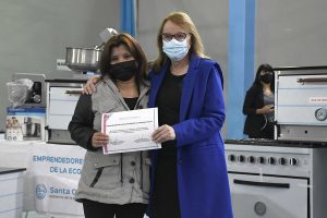Alicia encabezó el acto de entrega de equipamiento a emprendedores y centros comunitarios de la provincia